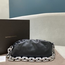 Bottega Veneta-BV The Chain Pouch Medium leather Shoulder Bag/Black